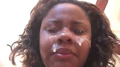 Msichana mweusi wa Brazil anajikunja usoni baada ya kujamiiana na mkundu na shimo kubwa