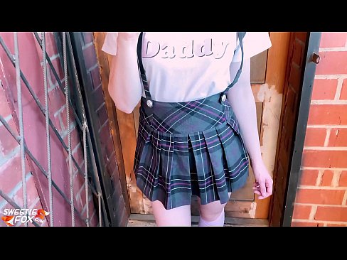 ❤️ Msichana wa shule Ananyonya Dick yake kwa kina na kutombana badala ya madarasa. Ponografia tu ❌